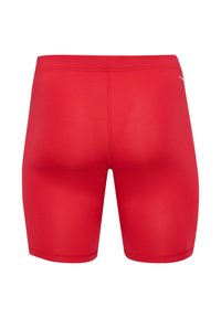 Rote Badeshorts aus glattem, elastischem Material, mit einem schlichten Design, in mittellangen Schnitt bis zum Oberschenkel und flacher Naht am Bund.