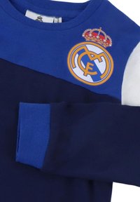 Blauwe en marineblauwe langearmshirt met het Real Madrid-logo met een kroon, gemaakt van katoen, met contrasterende mouwtextuur.