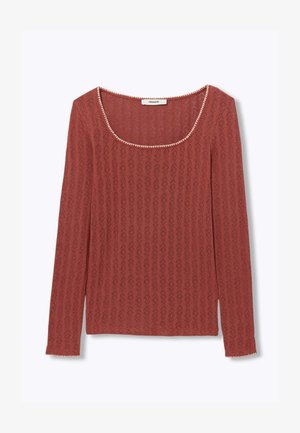 Haut tricoté à manches longues de couleur rouille avec motif en dentelle et bordure festonnée autour de l'encolure carrée et des poignets.