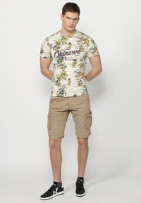 Koroshi SHORT SLEEVE - Marškinėliai su spaudiniu - crudo off white