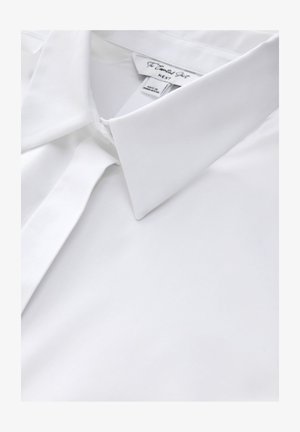 Balti marškiniai, pagaminti iš lygaus audinio, su klasikine apykakle ir subtiliu blizgesiu. Matomas etiketės žymėjimas su prekės ženklo informacija.