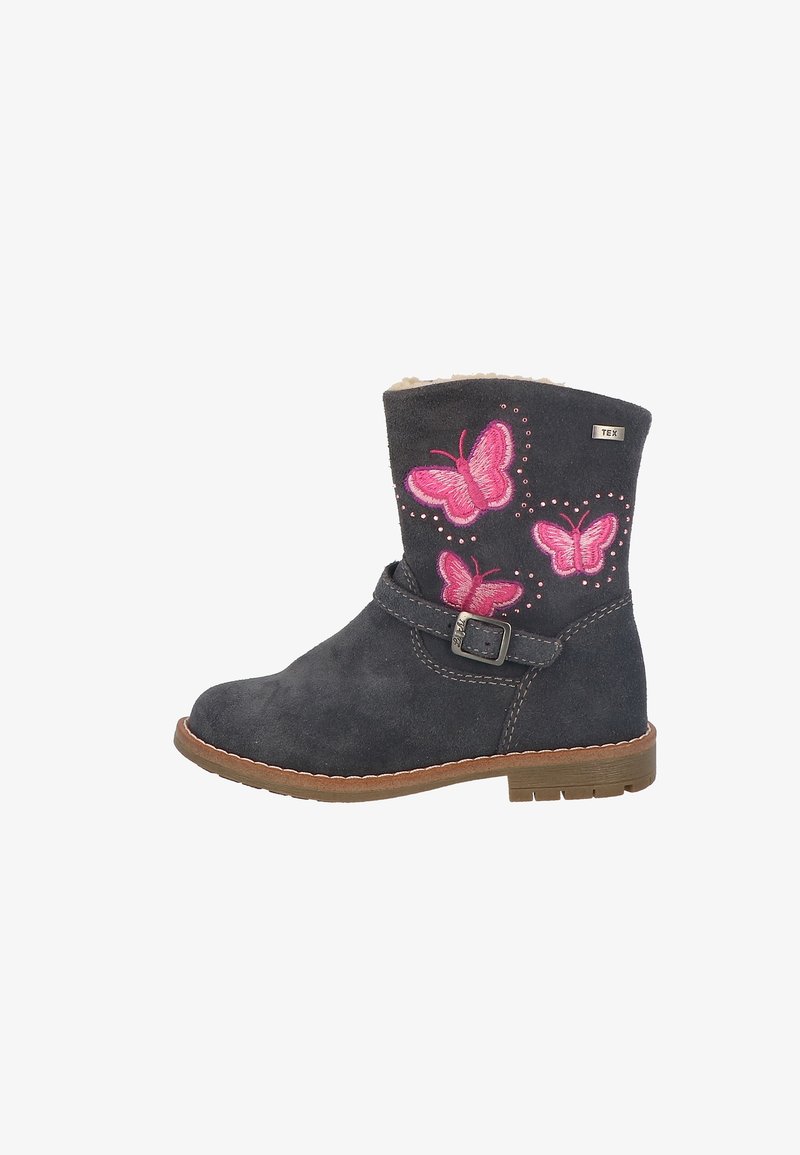 Botte enfant en suède gris foncé avec papillons roses brodés, bride à boucle et semelle en caoutchouc beige, vue de profil latéral.