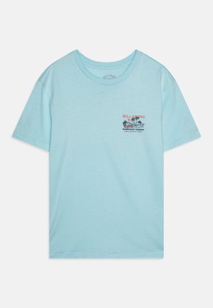 T-shirt in cotone azzurro chiaro con collo rotondo, maniche corte e una stampa grafica che presenta palme e testo sul lato sinistro anteriore.