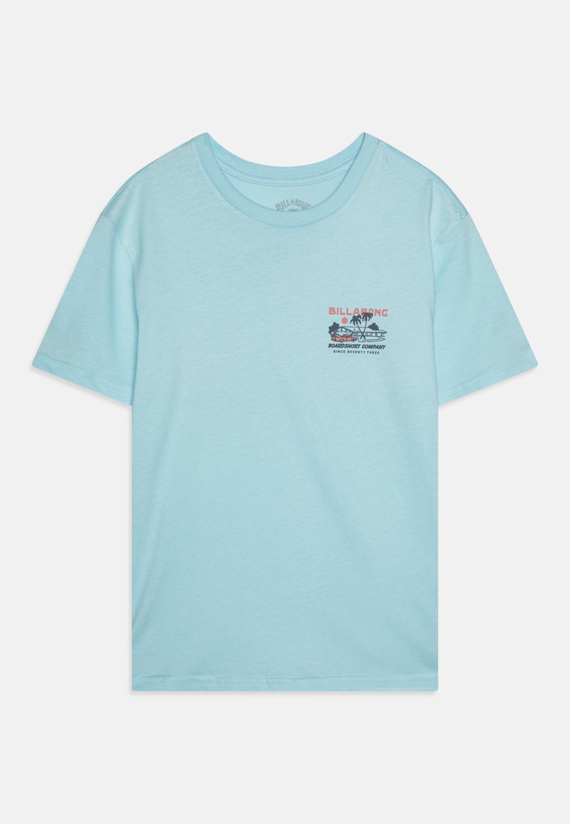 Helles blaues Baumwoll-T-Shirt mit Rundhalsausschnitt, kurzen Ärmeln und einem grafischen Druck mit Palmen und Text auf der linken Vorderseite.