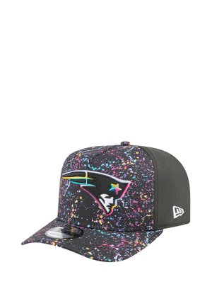 Casquette noire avec un motif de taches de couleur. Présente un logo Patriots brodé à l'avant et un design de visière plate.