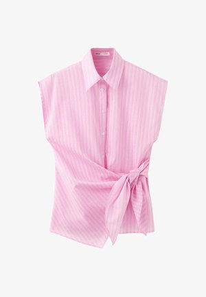 Chemise rose sans manches à rayures verticales blanches, boutonnée sur le devant, col et détail d'un nœud noué sur le côté droit.