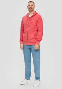 s.Oliver GARMENT-DYED MET CAPUCHON - Strickjacke - korallrot