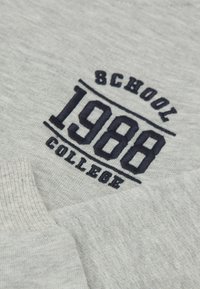 Grauer Sweatshirt mit navyblauem, gesticktem Schriftzug "SCHOOL 1988 COLLEGE". Weicher Stoff, gerippte Bündchen und lässiges Design.