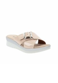 Sandal de dedo abierto en material nude brillante, con una tira ancha y una hebilla plateada, sobre una suela blanca acolchada con acentos texturizados.