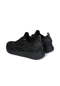 Baskets noires avec un dessus en mesh texturé, bout rond, fermeture à lacets et une semelle en caoutchouc épaisse avec des accents de marque subtils.