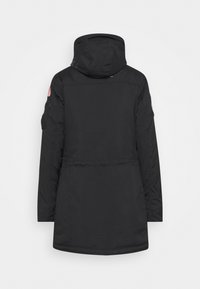 Veste noire à manches longues avec capuche, dotée d'une taille à cordon, d'une texture lisse, et d'un petit accent rouge et blanc sur la manche.