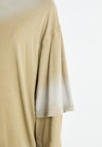 Weekday OVERSIZED DOUBLE DYED LONGSLEEVE TOP - Pikkade varrukatega topp - dark beige fade