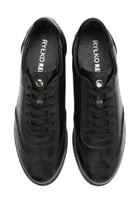 Sneakers negre din piele au o textură netedă, vârf rotund și un sistem de șireturi cu gauri. Interiorul are un căptușel moale cu sigla brandului.