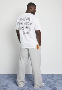 Forgotten Faces RADIANT LOGO  - Apdrukāts T-krekls - white