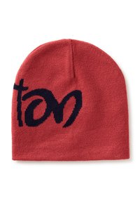 Berretto di lana rosso con un design del logo blu navy. Il tessuto è morbido e ha una consistenza liscia, che si restringe verso la corona.