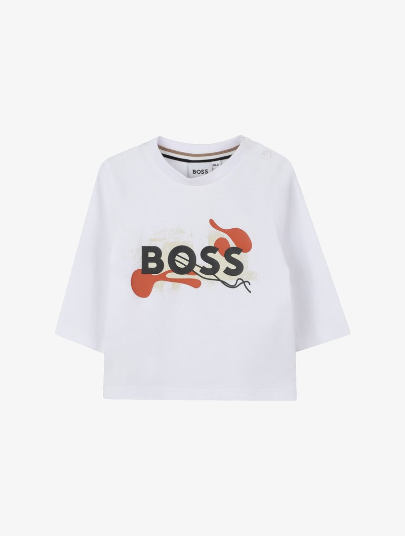 T-shirt en coton blanc à manches longues, avec un logo "BOSS" coloré et des formes abstraites en rouge et noir. Détail de boutons pression à l'épaule.