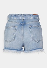 ONLY ONLROBYN VINTAGE - Calções de ganga - light blue denim
