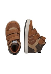 Bruine suede en synthetische hoge schoenen met twee klittenbandsluitingen, witte rubberen zool en een gestructureerd bruin gaaspaneel aan de zijkant.