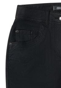 Zwarte jeans met een gladde textuur, voorzien van een rechte snit, zijzakken en metalen accenten. Stiksel is zichtbaar langs de naden.