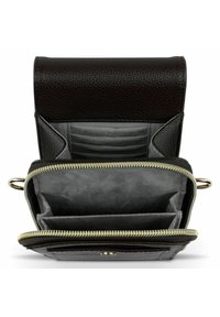 Cartera de cuero negro con un acabado texturizado, que incluye un compartimento con cremallera, ranuras para tarjetas y un interior de ante gris. Acentos en dorado.