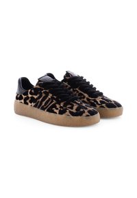 Schwarz-braune Leopardenmuster-Sneaker mit strukturiertem Obermaterial, schwarzen Schnürsenkeln und Gummisohle, die eine glatte schwarze Fersenschlaufe und Branding auf der Zunge aufweisen.