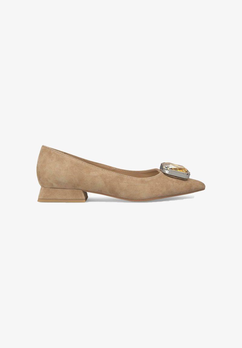Beige Wildleder Ballerinas mit spitz zulaufender Zehe und kleinem Blockabsatz, die vorne mit einem großen facettierten Schmuckakzent versehen sind.