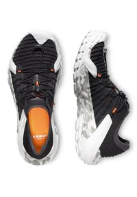 Schwarze Sportschuhe mit einer strukturierten Oberseite, weißen und grauen Akzenten, einer transparenten Sohle und einer orangen Innensohle. Verfügt über ein schnelles Schnürsystem.