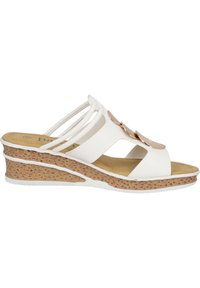 Sandali wedge bianchi con punta aperta, caratterizzati da un tacco in materiale simile al sughero e da fasce incrociate, arricchiti da dettagli metallici sulla parte superiore.