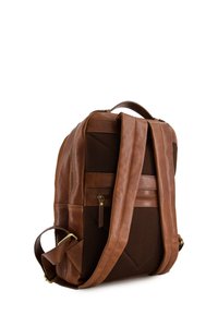Hnědý kožený batoh s texturovanou síťovinou na zadní straně, nastavitelnými polstrovanými popruhy a přední kapsou na zip pro úložný prostor.