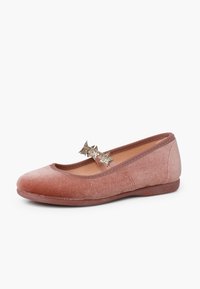 Bailarina de terciopelo rosa con punta redondeada y acentos decorativos de estrellas glitteadas en una banda central. Textura suave y suela de perfil bajo.