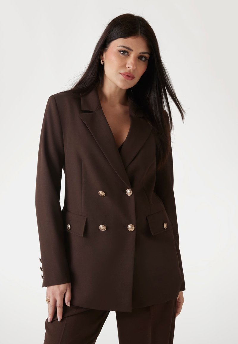 Guess TAILLIERTER ZWEIREIHIGER - Cappotto corto - dunkelbraun