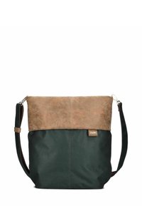 Grüne Canvas-Umhängetasche mit braunem Kunstlederklappe, ausgestattet mit verstellbarem Riemen und einem Logoaufnäher. Glatte Textur mit kontrastierenden Farben.