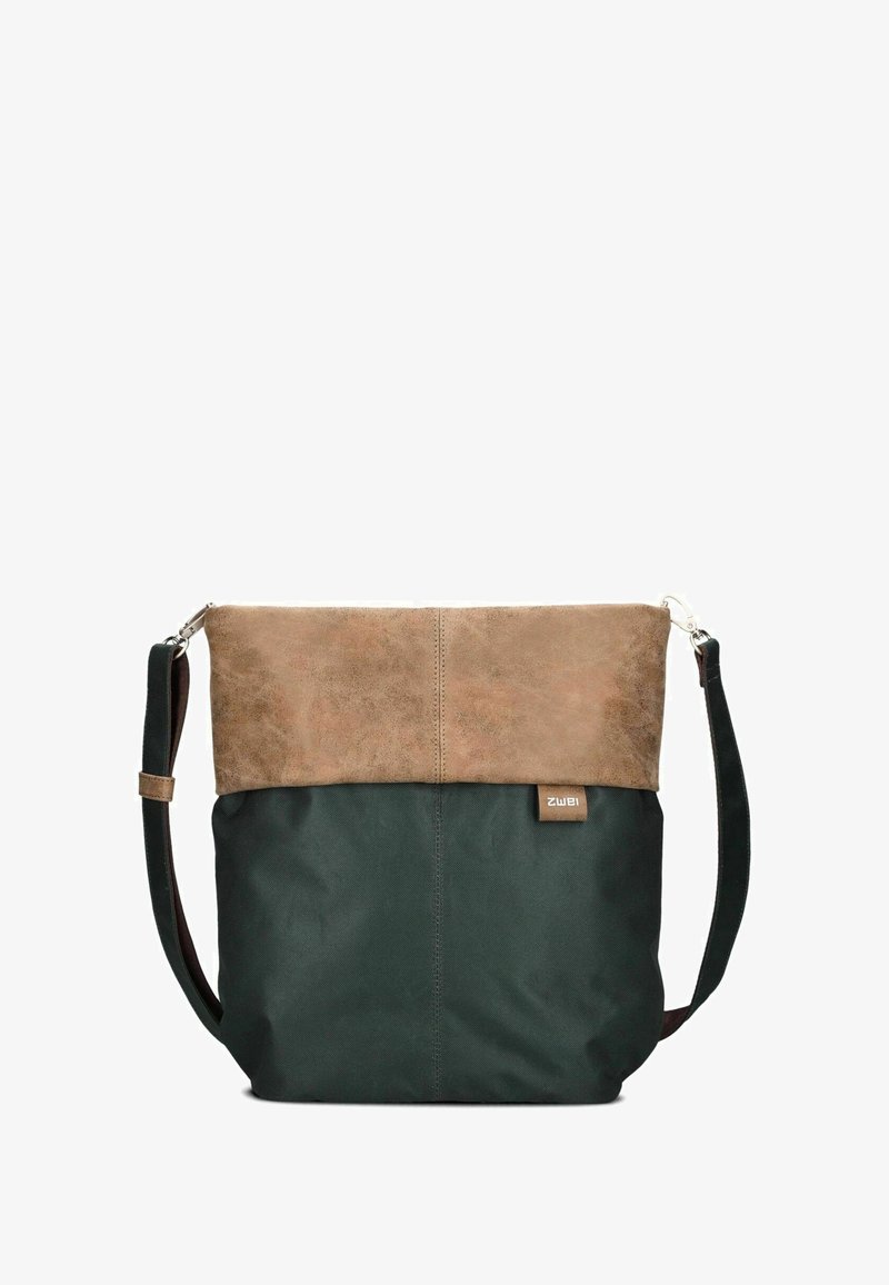 Grüne Canvas-Umhängetasche mit braunem Kunstlederklappe, ausgestattet mit verstellbarem Riemen und einem Logoaufnäher. Glatte Textur mit kontrastierenden Farben.