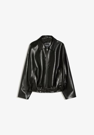 Črno umetno usnjena jakna s ovratnikom, z zadrgo za zapenjanje, dvema žepoma z zadrgo in pasom na spodnjem robu, z gladko, sijajno teksturo.