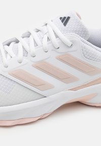 adidas Performance COURTJAM CONTROL - Tenisice za sve terene - footwear white/sandy pink metallic