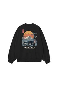 Μαύρο φούτερ με πολύχρωμη εικόνα του όρους Φούτζι με ηλιοβασίλεμα, πουλιά, ιαπωνικά κτίρια και το κείμενο "Mount Fuji" στην πλάτη.