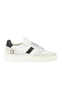Sneakers bianchi in pelle con dettagli in suede grigio, striscia nera e suola testurizzata. Presentano una chiusura con lacci e un branding minimale.