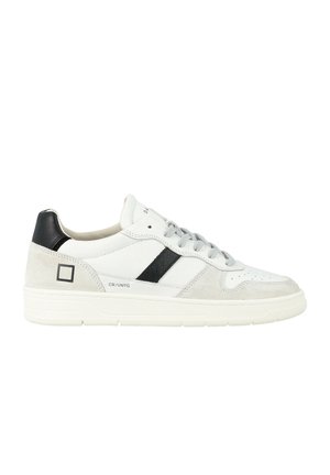 Sneakers bianchi in pelle con dettagli in suede grigio, striscia nera e suola testurizzata. Presentano una chiusura con lacci e un branding minimale.