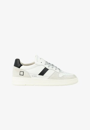 Baskets blanches en cuir avec des accents en suède gris, détail de bandes noires et semelle texturée. Comprend un système de laçage et un branding minimal.