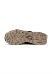 Suela de zapato negro con profundos surcos de tracción. Presenta una base de goma beige embossada con "MUNICH." Superficie texturizada para agarre y estabilidad.