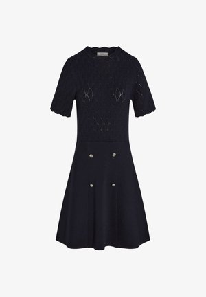 Vestido negro de punto de manga corta con parte superior texturizada, mangas con borde festoneado, falda acampanada y cuatro botones decorativos en la parte delantera.