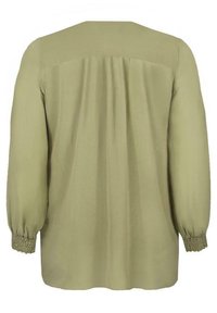 Blusa verde oliva con vestibilità rilassata, maniche lunghe a sbuffo, polsini arricciati e un design posteriore plissettato. Materiale liscio e leggero.