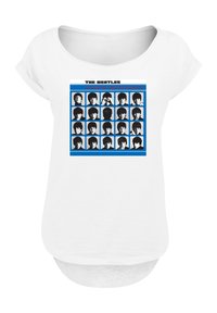 Weißes T-Shirt mit einem Gitter aus schwarz-weißen Porträts mit blauen Akzenten. Text oben lautet "THE BEATLES A HARD DAY'S NIGHT".