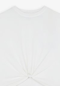 T-shirt bianco in cotone con scollatura rotonda e dettaglio annodato al centro, con texture liscia e design piatto casual.