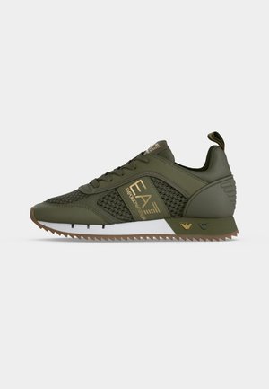 Baskets de sport vertes avec panneaux en mesh, logo EA7 Emporio Armani sur le côté, semelle en caoutchouc crantée et languette au talon.