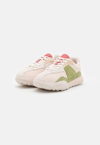 Sneaker sportive con un mix di materiali rosa chiaro, beige e verde, dotate di una tomaia testurizzata e di una resistente suola bianca.