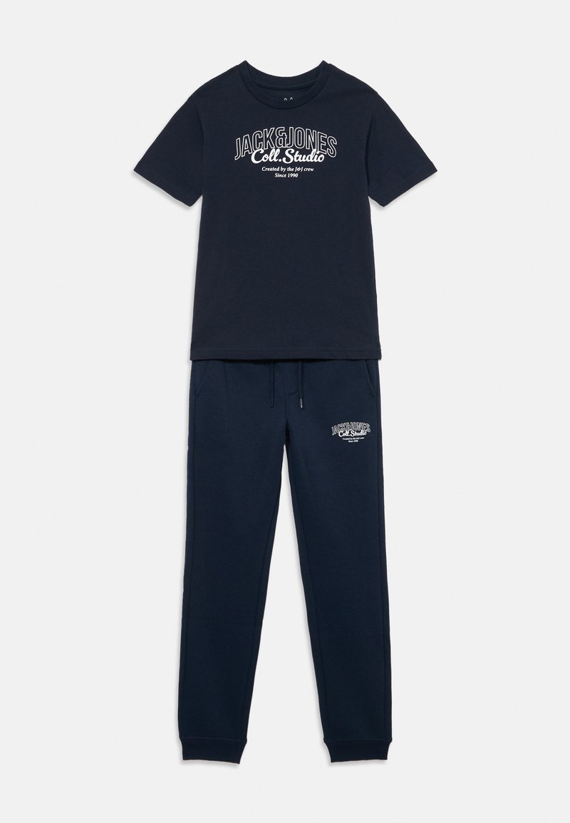 Mörkblå bomullströja med vit logotryck, i kombination med matchande joggingbyxor med elastisk midja och avslutade ben.