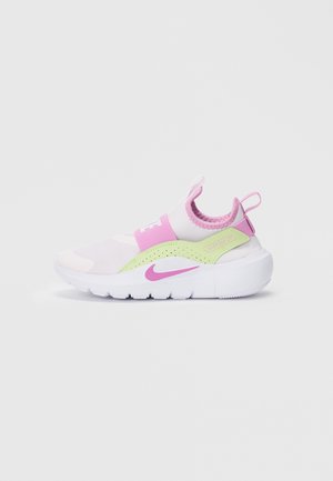 Hvit og rosa slip-on sneakers med lilla Nike-sjekk, elastisk overdel, grønn hælforsterkning og "Just Do It"-merke.