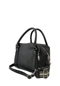 Zwarte leren handtas met een getextureerd oppervlak, dubbele bovenhandvatten, ritssluiting en afneembare schouderriem met patroon. Accenten van zilverkleurige hardware.