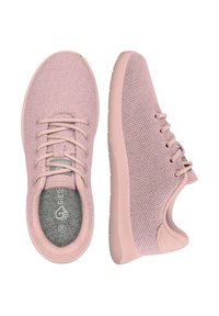 Helle rosa Sportschuhe aus Netzstoff. Merkmale sind eine abgerundete Zehenpartie, eine strukturierte Oberfläche, Schnürung an der Vorderseite und eine gepolsterte Innensohle.
